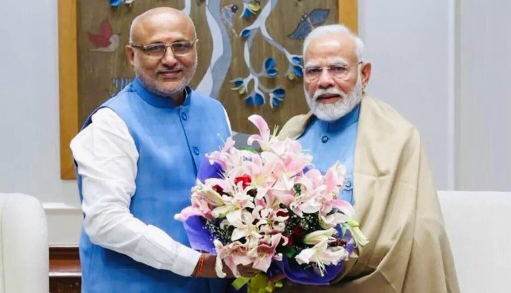 सीपी राधाकृष्णन प्रधानमंत्री नरेंद्र मोदी को पुष्पगुच्छ भेंट करते हुए