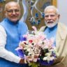 सीपी राधाकृष्णन प्रधानमंत्री नरेंद्र मोदी को पुष्पगुच्छ भेंट करते हुए