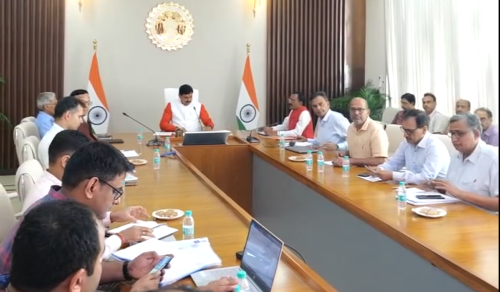 मुख्यमंत्री डॉ. मोहन यादव कुसुम योजना की समीक्षा बैठक लेते हुए