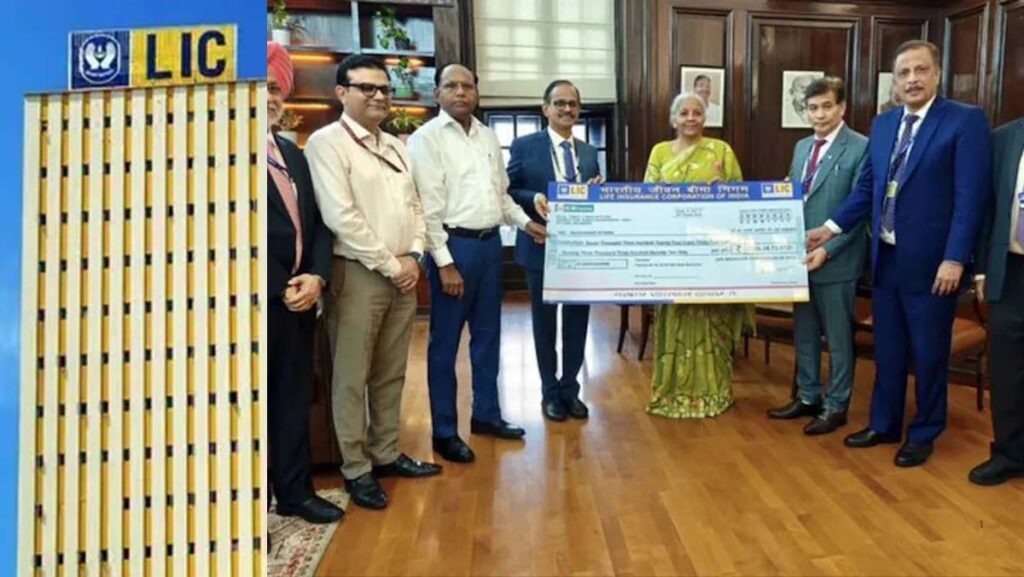 LIC Dividend 2025: एलआईसी के सीईओ आर. दोरईस्वामी वित्त मंत्री निर्मला सीतारमण को ₹7,324 करोड़ का डिविडेंड चेक सौंपते हुए"