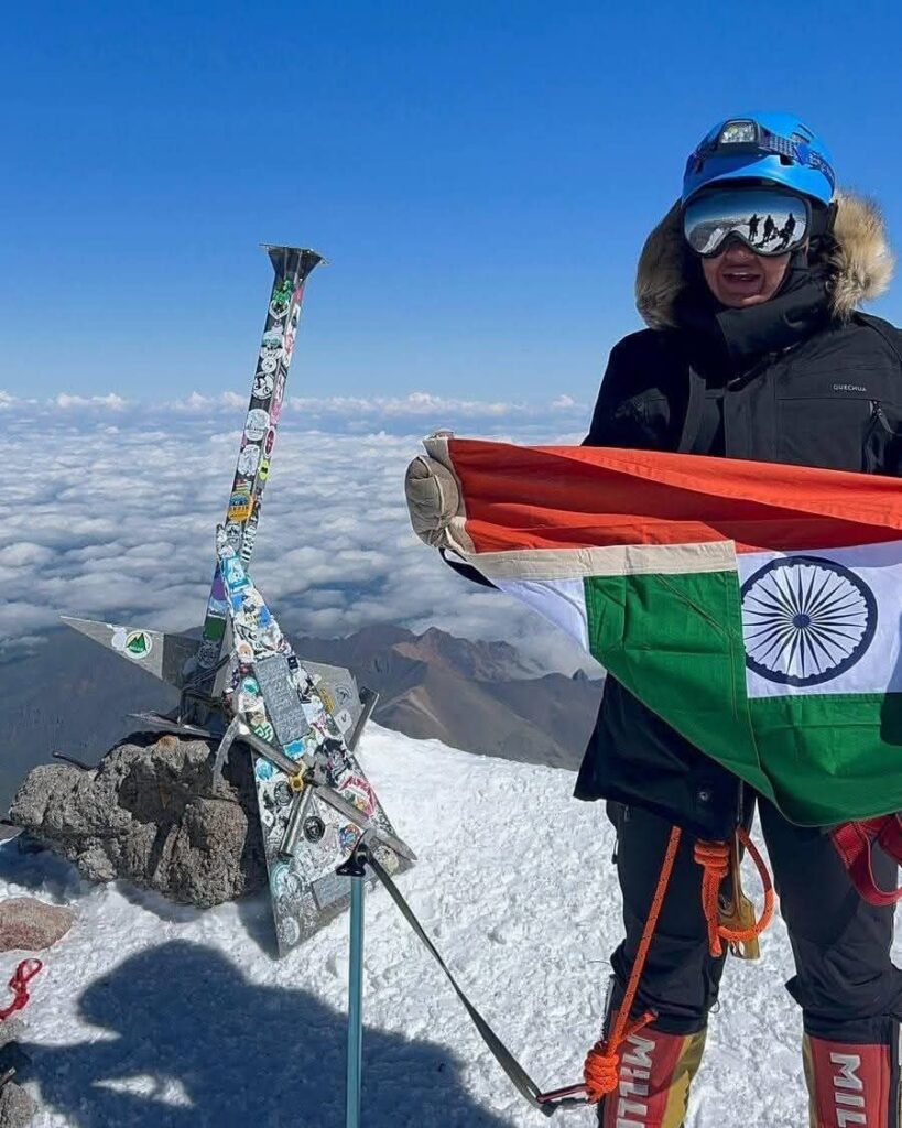 मुस्कान रघुवंशी माउंट एलब्रुस पर तिरंगा फहराते हुए