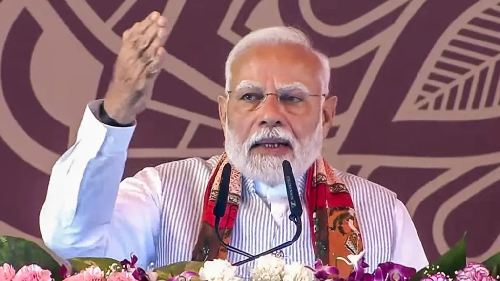 प्रधानमंत्री नरेंद्र मोदी भारत को तीसरी सबसे बड़ी अर्थव्यवस्था बनाने के संकल्प के साथ स्वदेशी अपनाने का आह्वान करते हुए