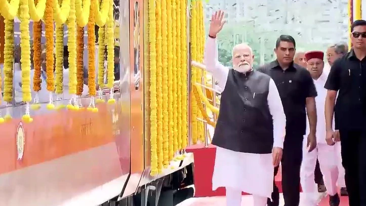 PM Modi in Bengaluru: ऑपरेशन सिंदूर, टेक-आत्मनिर्भर भारत और बंगलूरू को मिली बड़ी सौगातें