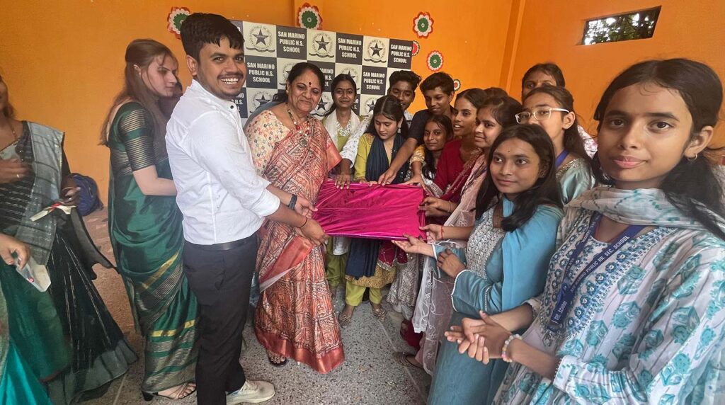 सैन मारीनो पब्लिक स्कूल में छात्रों ने किया शिक्षकों का सम्मान