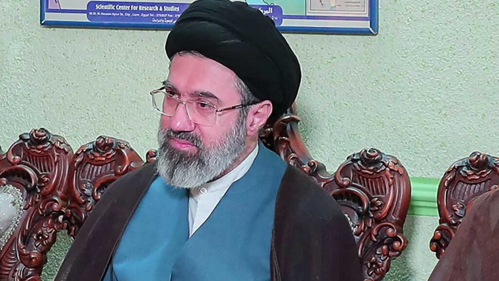 ईरान के नए सुप्रीम लीडर का बयान: स्ट्रेट ऑफ होर्मुज बंद रखने और हमले जारी रखने की चेतावनी